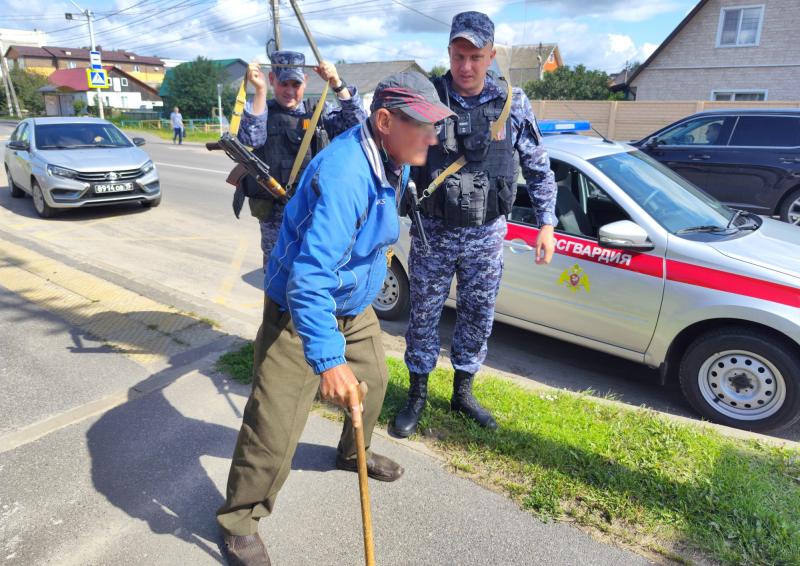 Росгвардейцы пришли на помощь пожилому мужчине, оказавшемуся в трудной ситуации
