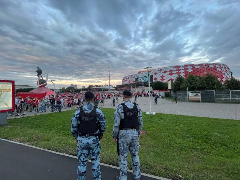 Столичные росгвардейцы обеспечили правопорядок на футбольном матче в Москве