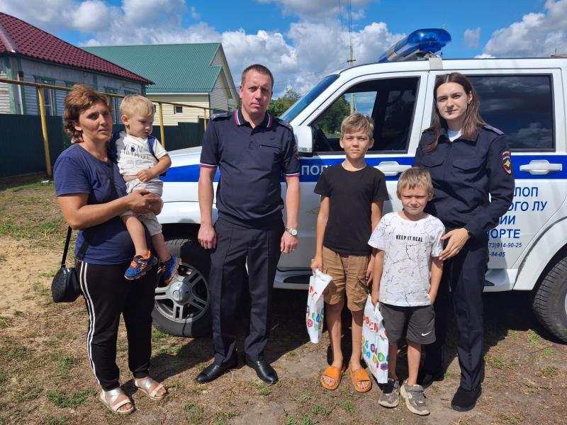 Сотрудники Юго-Восточного линейного управления МВД России на транспорте присоединились к акции «Помоги собраться в школу!»