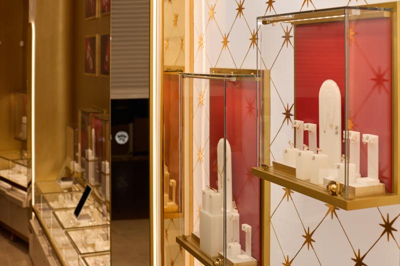 «585 Золотой» открыл самый большой ювелирный магазин бренда в Петербурге