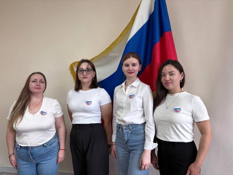 Патриотическую акцию ко Дню государственного флага России провели сотрудники забайкальского Росреестра 