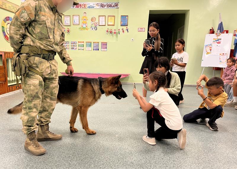 В Туве летнюю акцию «Каникулы с Росгвардией» завершили уроком про кинологов