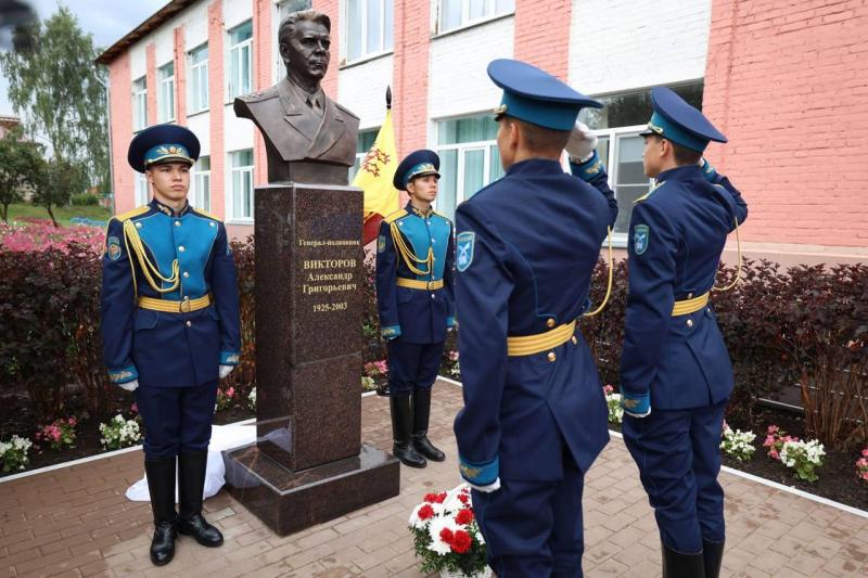 В Цивильском районе Чувашии открылся новый бюст выдающемуся военному и государственному деятелю — генерал- полковнику Александру Григорьевичу Викторову!