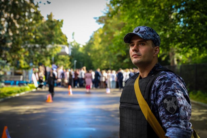 В Москве росгвардейцы совместно с представителями других силовых ведомств обеспечили общественный порядок и безопасность в День знаний