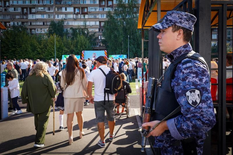 В Москве росгвардейцы совместно с представителями других силовых ведомств обеспечили общественный порядок и безопасность в День знаний