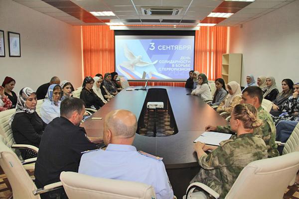 В Грозном военнослужащие ОГВ(с) приняли участие в круглом столе, посвященном Дню солидарности в борьбе с терроризмом