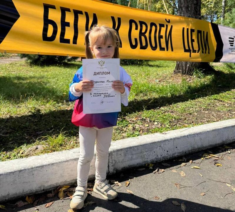 В Биробиджане дочь росгвардейца финиширует первой в забеге «Кросс нации»