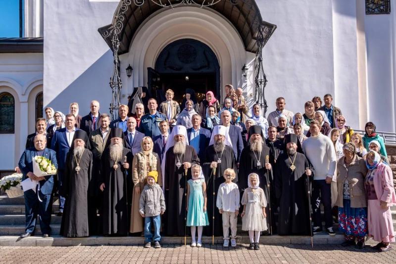 Полковник полиции Сергей Старосельцев поздравил епископа с 20-летием освящения кафедрального собора