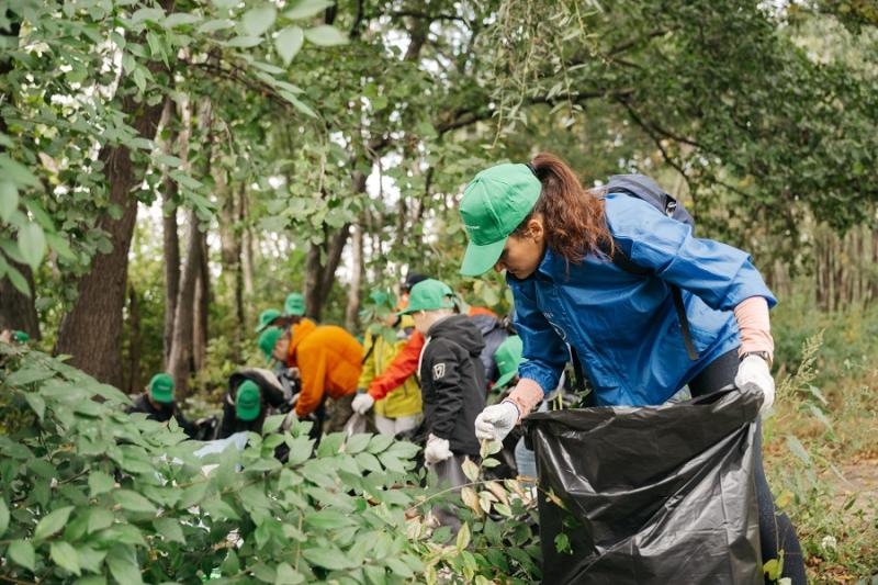 Волонтеры фонда «Милосердие» открыли осеннюю серию городских субботников