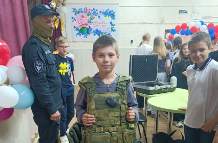 Патриотическую работу с подрастающим поколением продолжают росгвардейцы в Зауралье