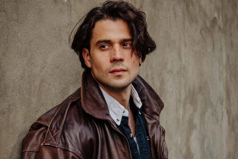 Звезда сериала «Кухня» работал курьером и выгуливал собак, несмотря на аллергию.