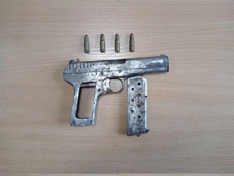 В Ковылкино мужчина добровольно сдал сотрудникам Росгвардии пистолет времен Великой Отечественной войны