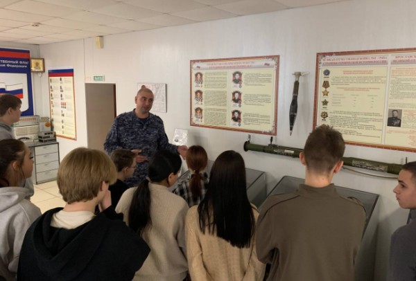 Ярославские школьники посетили филиал вневедомственной охраны 