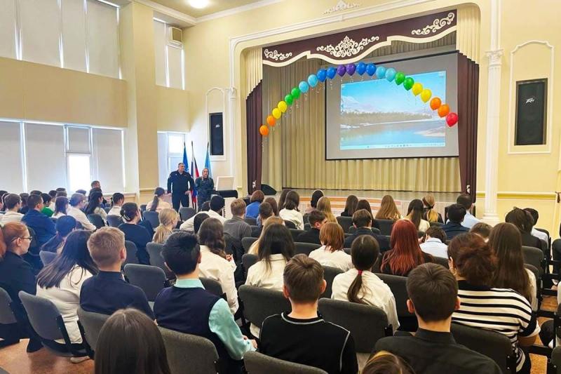 В Салехарде росгвардейцы провели для школьников урок мужества, посвященный вкладу войск НКВД в Битву за Москву