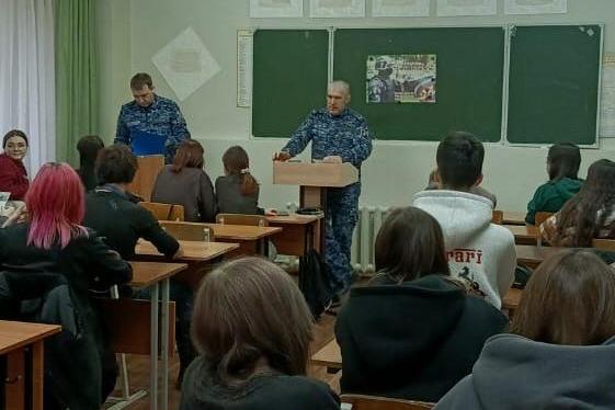 В Набережных Челнах сотрудники Росгвардии провели информационное занятие для учащихся экономико-правового колледжа