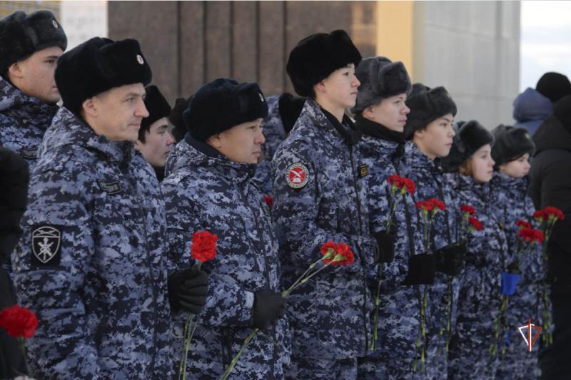 Росгвардейцы Ямала приняли участие в открытии Вахты Памяти «Пост №1» в Салехарде