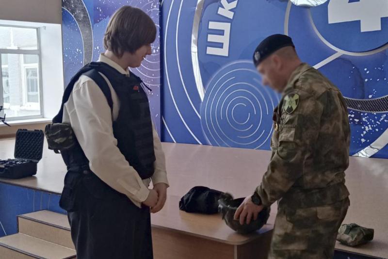 Сотрудники ОМОН «Оберег» провели урок для учащихся кемеровской школы