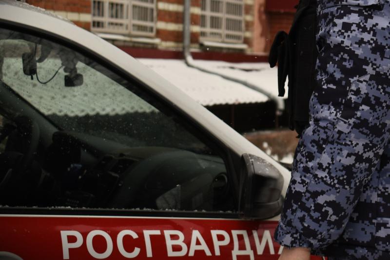 Росгвардейцы защитили хозяйку квартиры от агрессивных действий сожителя