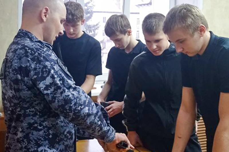 Киселёвским школьникам показали службу вневедомственной охраны Росгвардии изнутри