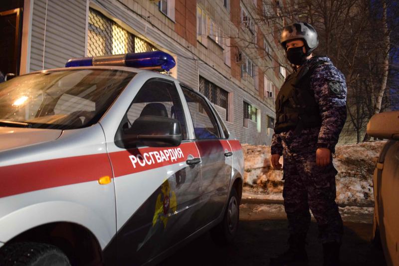 Росгвардейцы задержали предполагаемого виновника при попытке проникновения в охраняемую квартиру