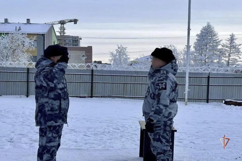 Сотрудники и военнослужащие Росгвардии провели серию патриотических мероприятий ко Дню Конституции РФ на Ямале