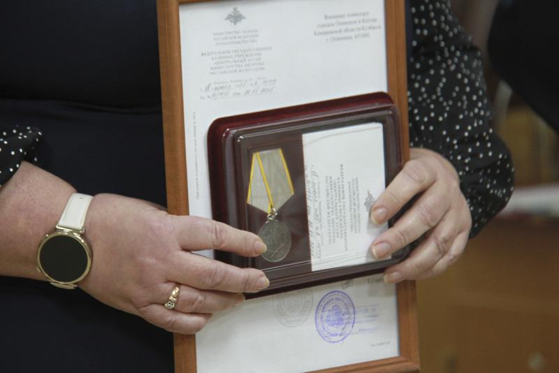 Росгвардеец из Кузбасса передал школьному музею найденную фронтовую реликвию времён Великой Отечественной войны