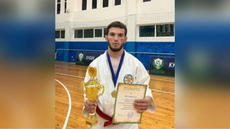 СОТРУДНИК РОСГВАРДИИ ОДЕРЖАЛ ПОБЕДУ НА РЕГИОНАЛЬНОМ ЧЕМПИОНАТЕ ПО РУКОПАШНОМУ БОЮ ПАМЯТИ ГЕРОЯ РОССИИ АХМАТА КАДЫРОВА