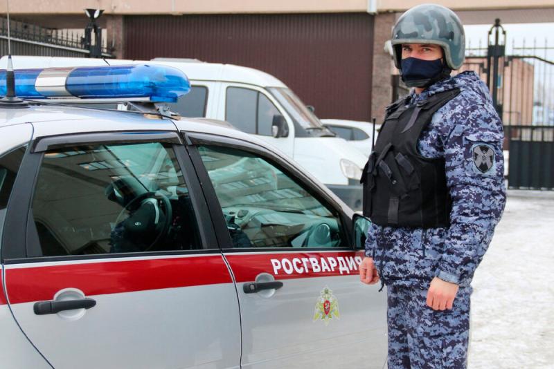 Росгвардейцы задержали предполагаемого виновника в повреждении мебели в сауне