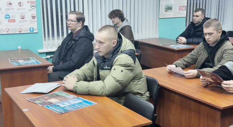 Военные следователи Северного флота проводят регулярные профориентационные беседы с будущими призывниками Мурманской области