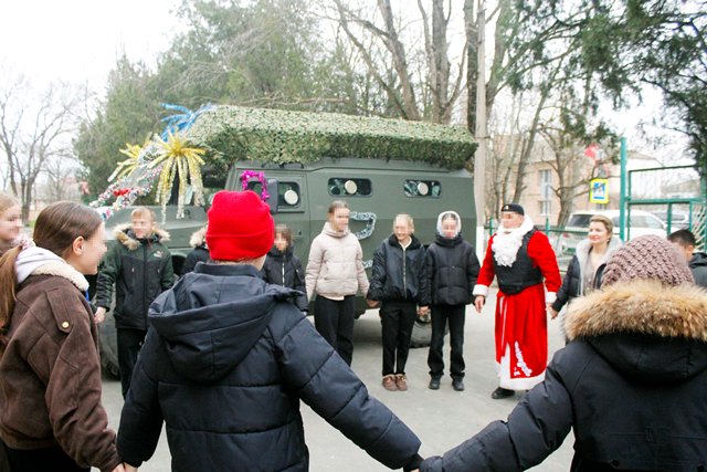 Ребят из подшефного класса Росгвардии в Херсонской области поздравил «Дед Мороз специального назначения»