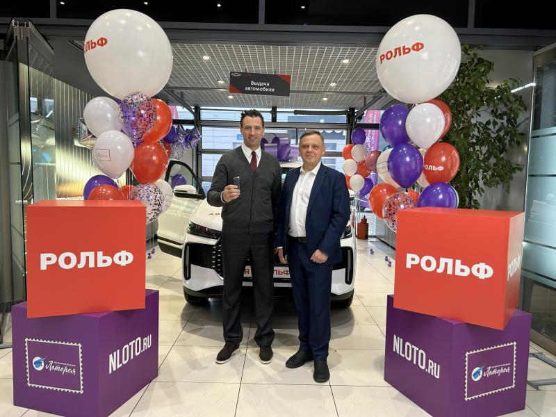 Роман Ротенберг вручил ключи от нового кроссовера победителю акции «Автомобильной лотереи «РОЛЬФ» из Екатеринбурга