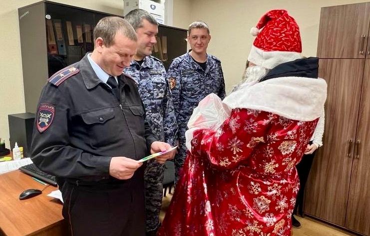 В Темникове активисты молодежного движения поздравили сотрудников Росгвардии с новогодними праздниками