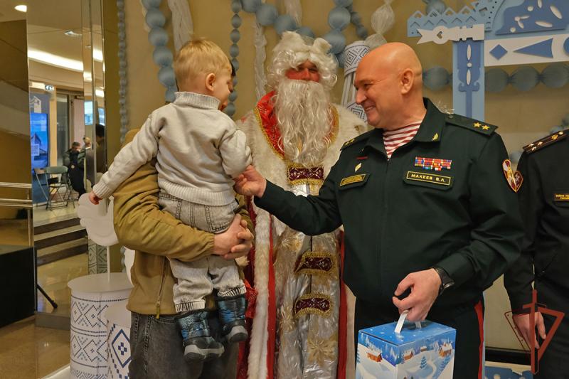 Командующий Уральским округом Росгвардии поздравил детей военнослужащих и сотрудников с наступающим Новым годом