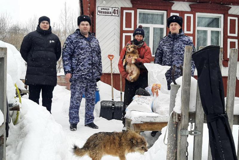 Росгвардейцы поддержали приют для бездомных животных в преддверии Нового года