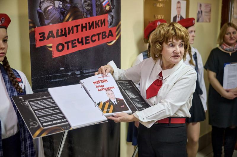 Герои Росгвардии увековечены в альбоме-летописи «Защитники Отечества»