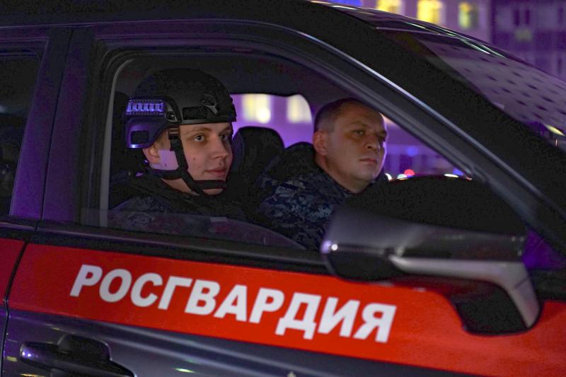 Сотрудники вневедомственной охраны Росгвардии провели флешмоб, посвященный Году единства народов России (видео)