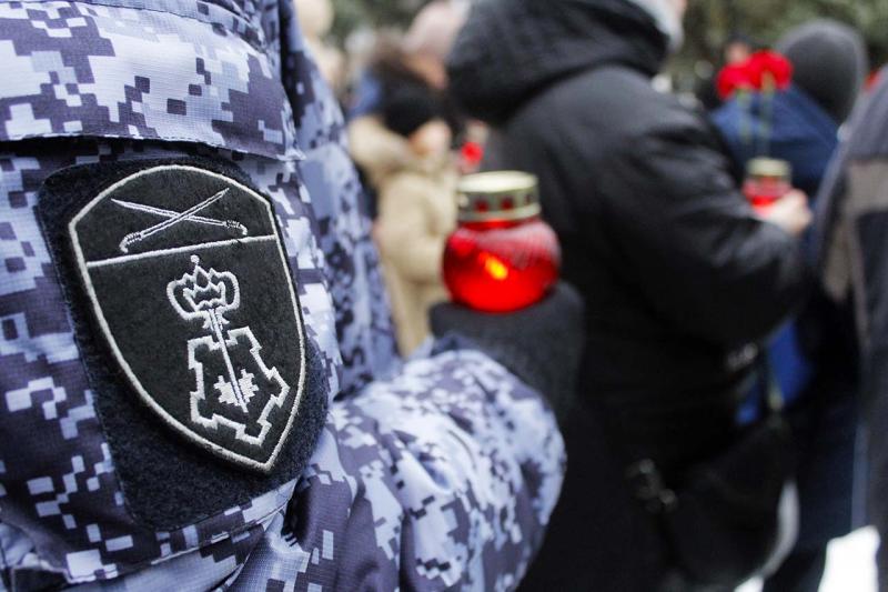 Росгвардейцы почтили память жертв теракта в селе Хорлы Херсонской области