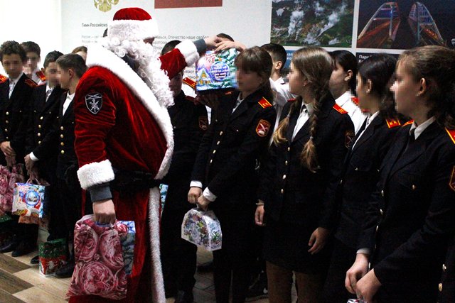 Акция «Дед Мороз специального назначения» Росгвардии сделала счастливыми десятки детей в Херсонской области